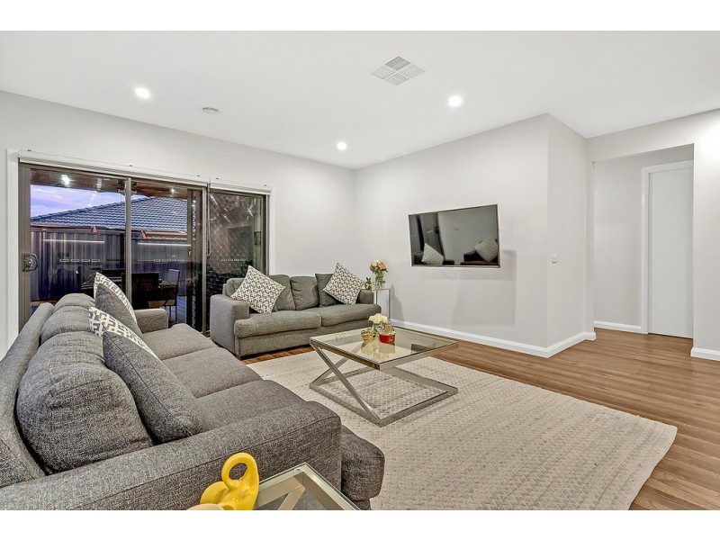 8 Element Street, Craigieburn VIC 3064