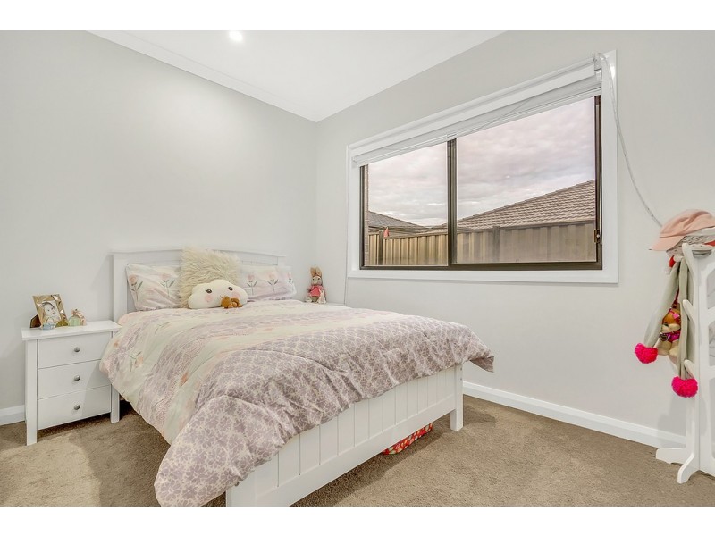 8 Element Street, Craigieburn VIC 3064