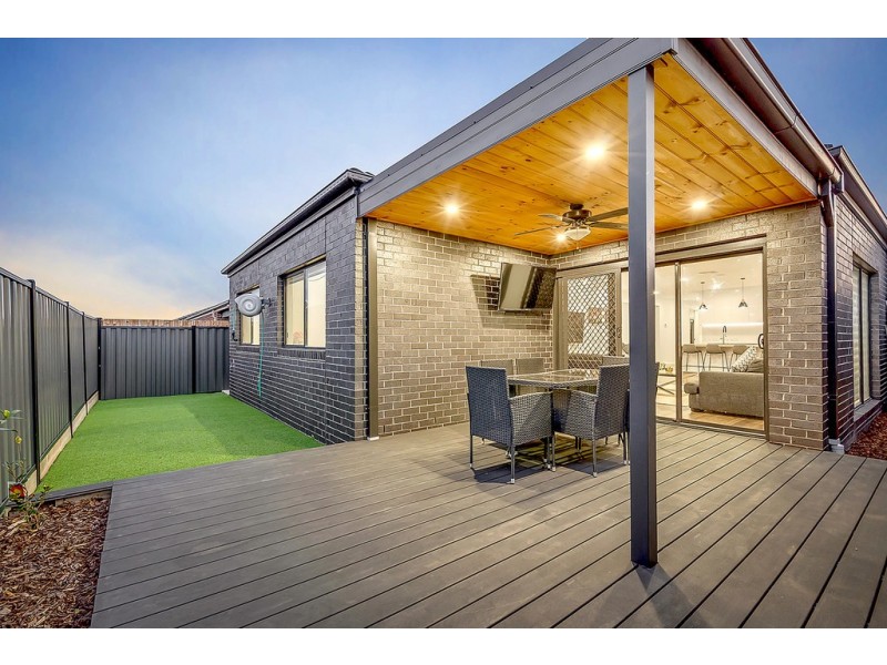 8 Element Street, Craigieburn VIC 3064