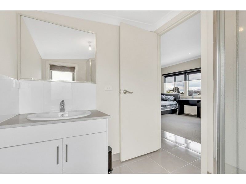 1/1 Hyde Park Avenue, Craigieburn VIC 3064