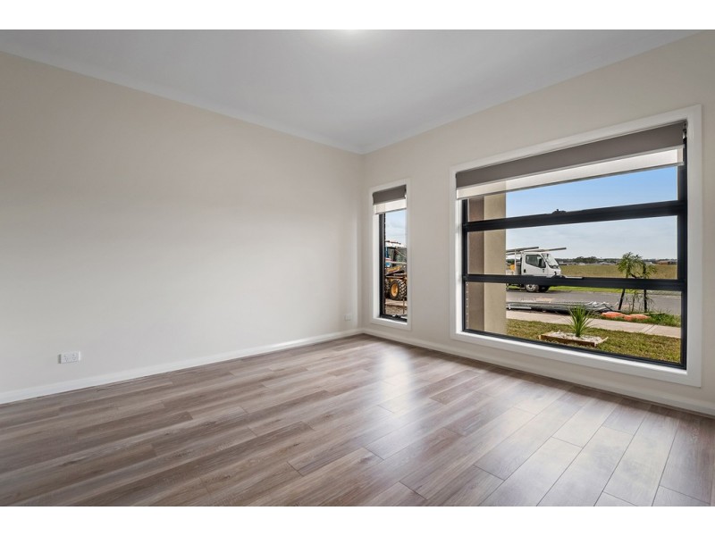 16 Sunmoth Road, Craigieburn VIC 3064