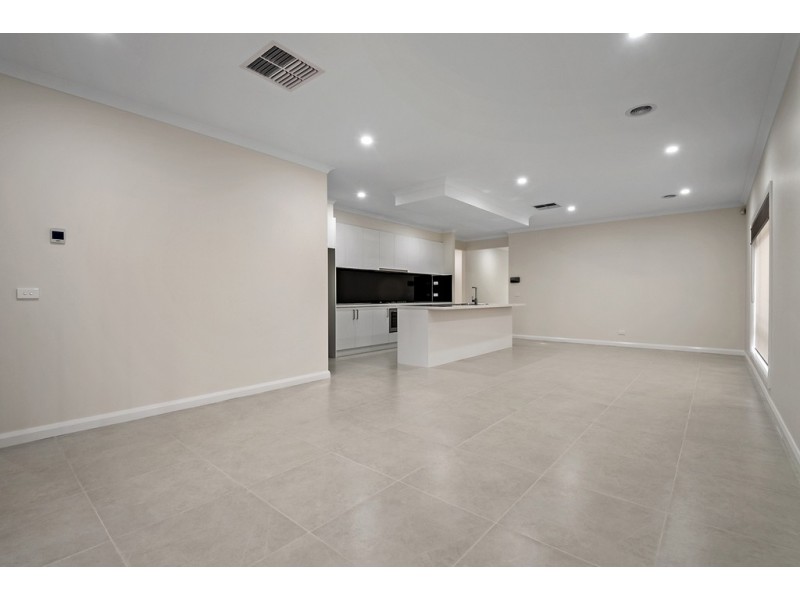 16 Sunmoth Road, Craigieburn VIC 3064