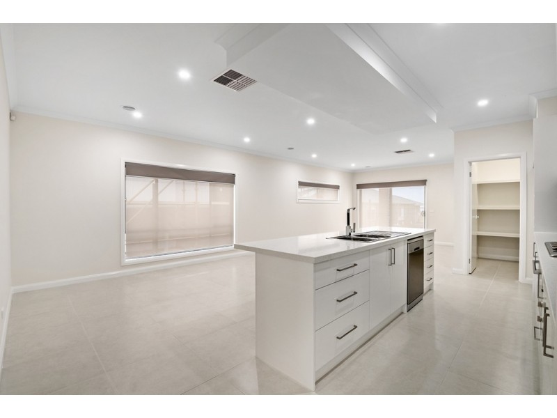 16 Sunmoth Road, Craigieburn VIC 3064