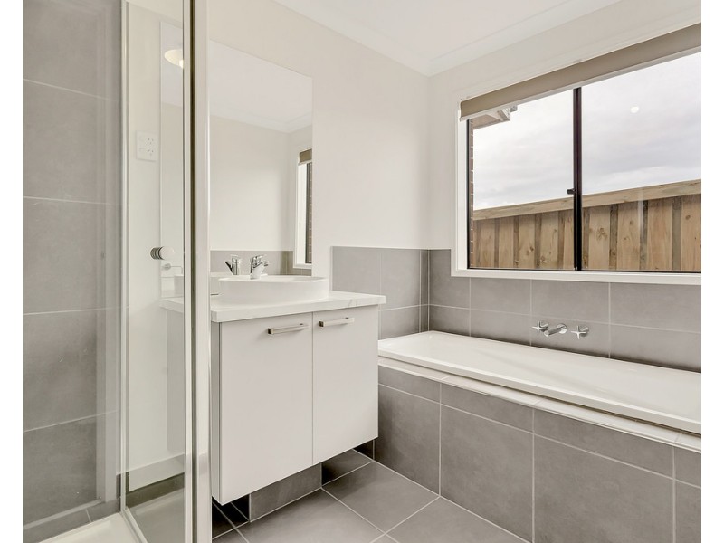 4 Cochrane Avenue, Mickleham VIC 3064