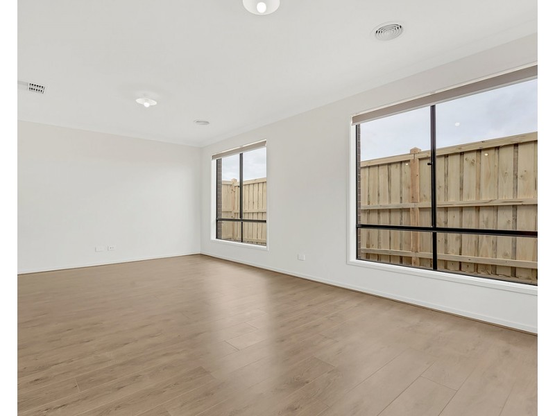 4 Cochrane Avenue, Mickleham VIC 3064