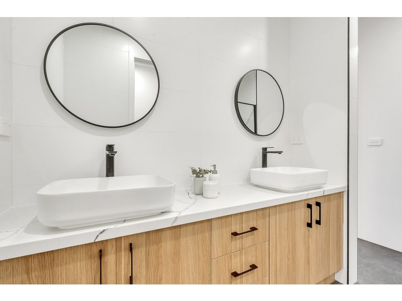 18 Mottlecah Circuit, Craigieburn VIC 3064