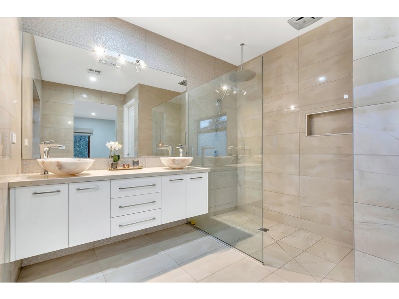 9 Emblem Way, Craigieburn VIC 3064