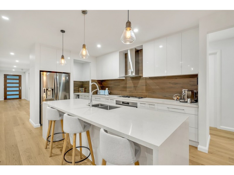 9 Emblem Way, Craigieburn VIC 3064