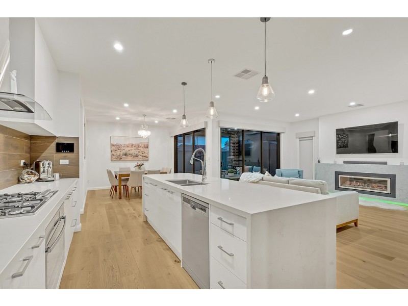 9 Emblem Way, Craigieburn VIC 3064