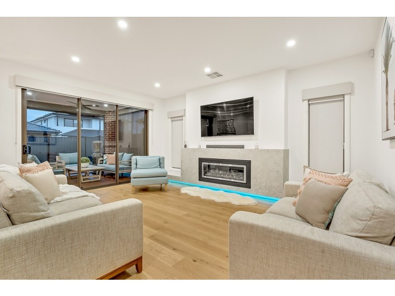 9 Emblem Way, Craigieburn VIC 3064