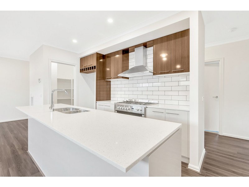 71 Featherwood Drive, Craigieburn VIC 3064
