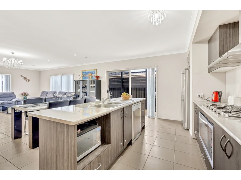 24 Greenham Avenue, Craigieburn VIC 3064