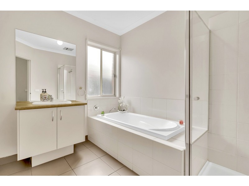 24 Greenham Avenue, Craigieburn VIC 3064