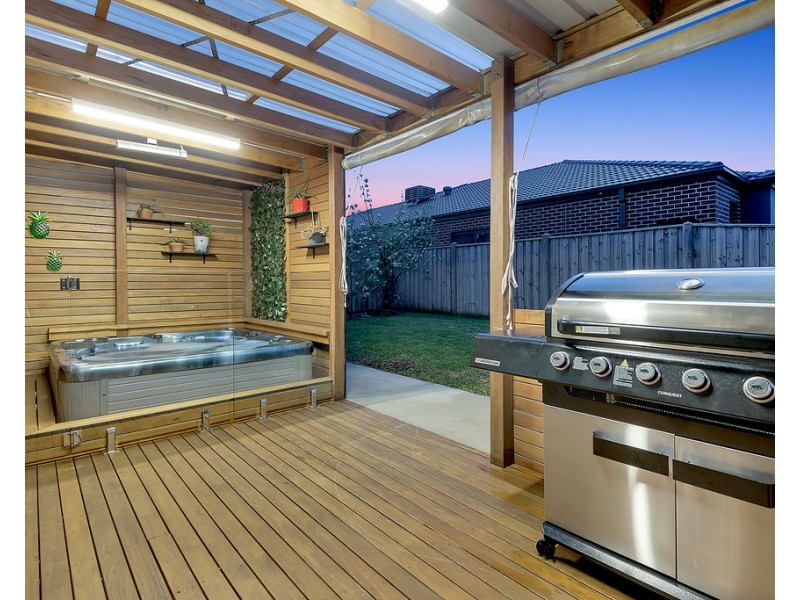 2 Nebula Crescent, Mickleham VIC 3064