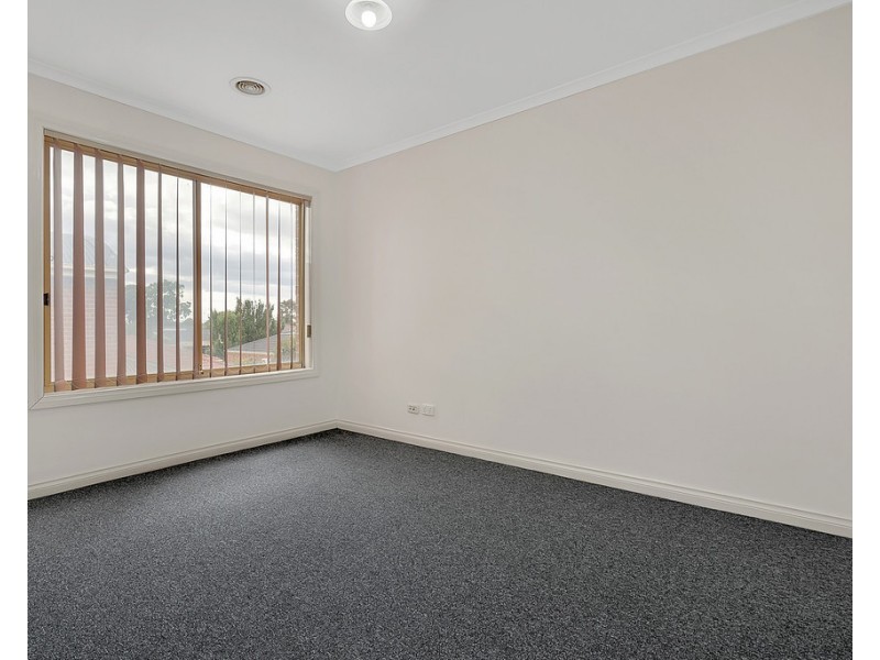 25 Flowerdale Crescent, Roxburgh Park VIC 3064