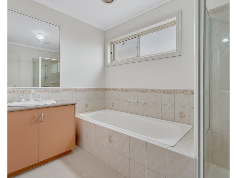 25 Flowerdale Crescent, Roxburgh Park VIC 3064