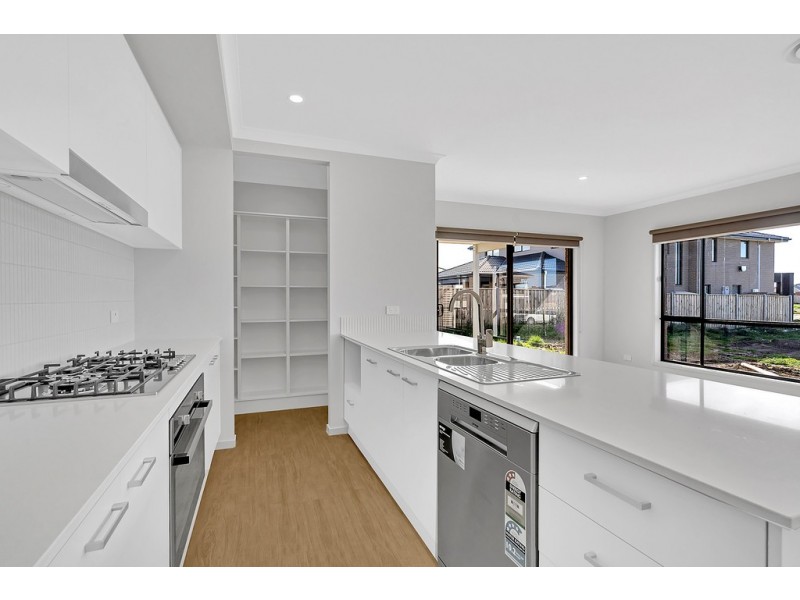 5 Stuart Way, Mickleham VIC 3064