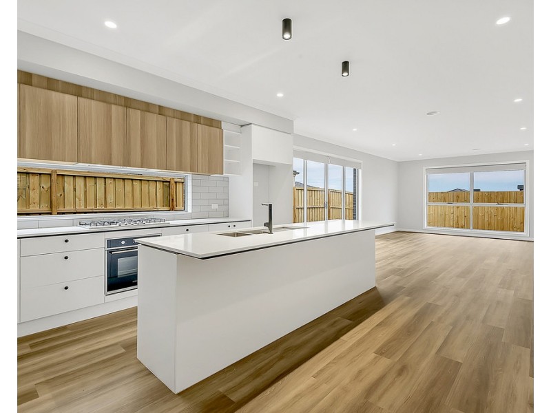 27 Cardamon Avenue, Mickleham VIC 3064