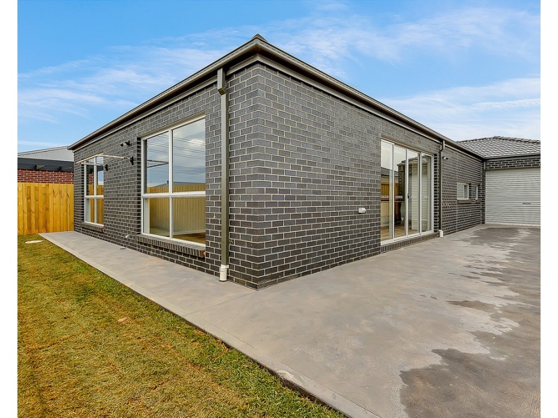 27 Cardamon Avenue, Mickleham VIC 3064