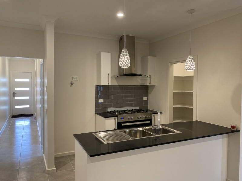 8 Oregan Way, Roxburgh Park VIC 3064