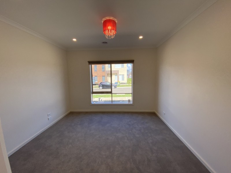 8 Oregan Way, Roxburgh Park VIC 3064