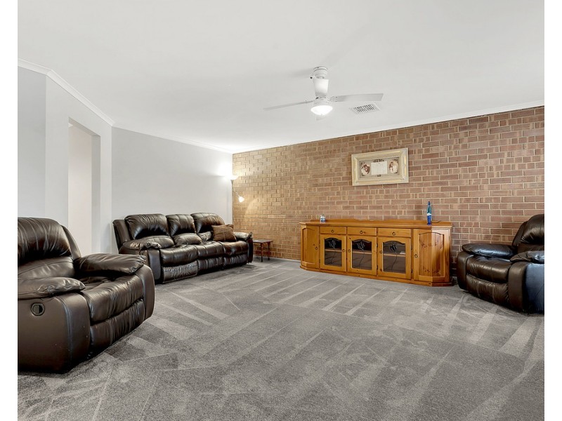 8 Pembroke Crescent, Craigieburn VIC 3064