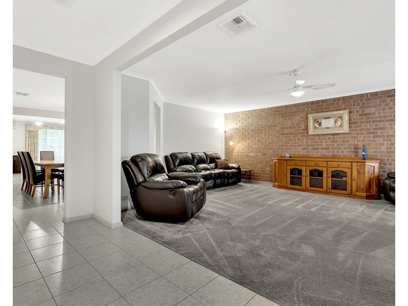 8 Pembroke Crescent, Craigieburn VIC 3064