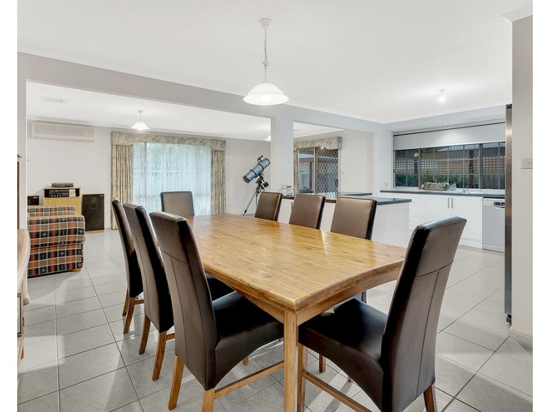 8 Pembroke Crescent, Craigieburn VIC 3064