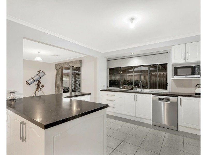 8 Pembroke Crescent, Craigieburn VIC 3064