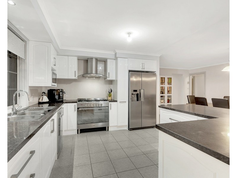 8 Pembroke Crescent, Craigieburn VIC 3064