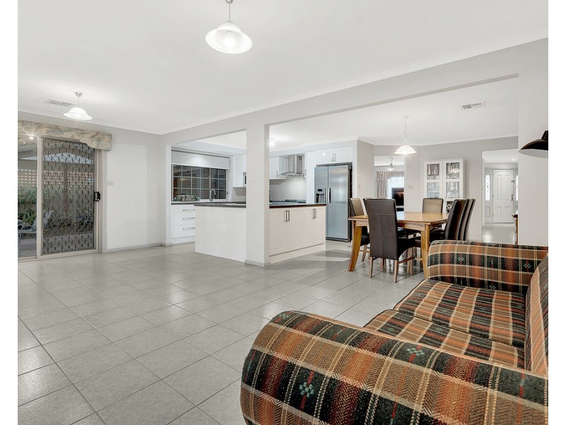 8 Pembroke Crescent, Craigieburn VIC 3064