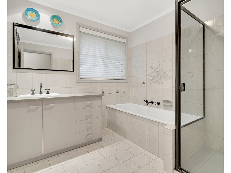 8 Pembroke Crescent, Craigieburn VIC 3064