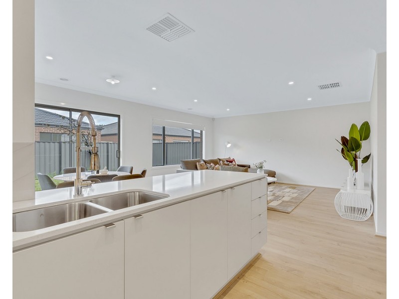 25 Oresund Drive, Craigieburn VIC 3064