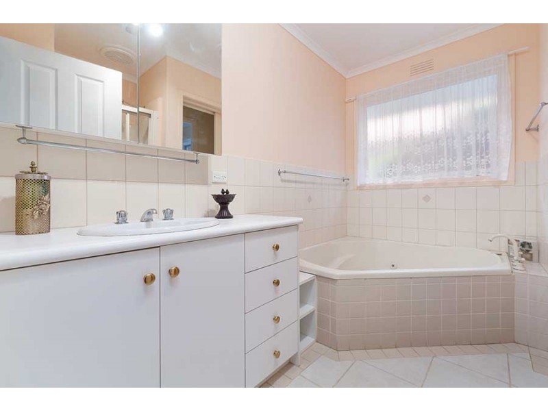 33 Bank Street, Craigieburn VIC 3064