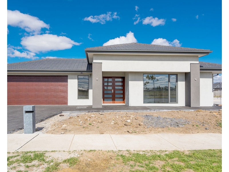 68 St George Blvd, Mickleham VIC 3064