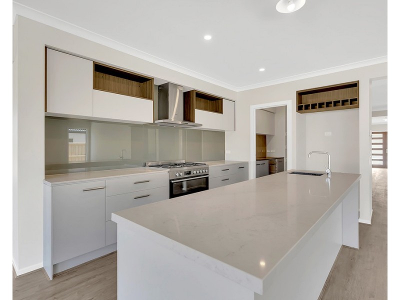 68 St George Blvd, Mickleham VIC 3064