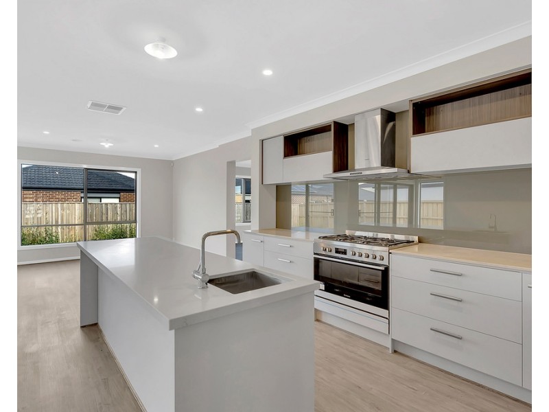68 St George Blvd, Mickleham VIC 3064