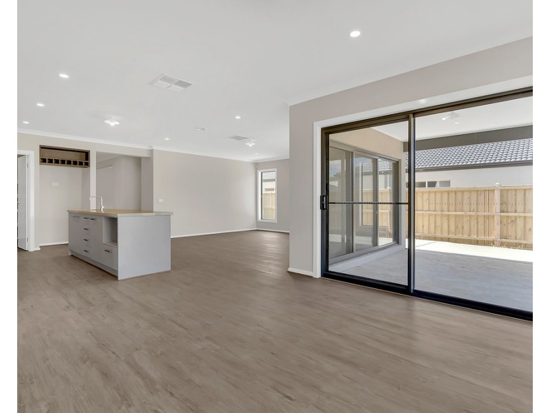 68 St George Blvd, Mickleham VIC 3064