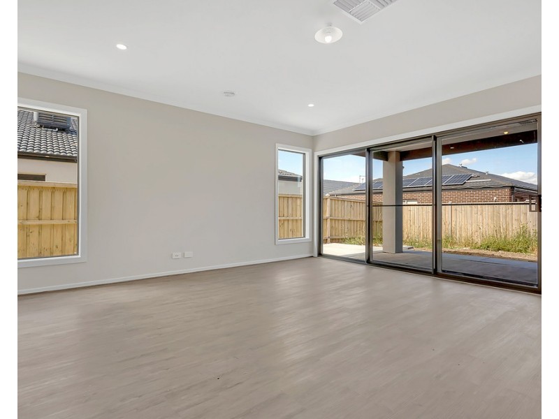 68 St George Blvd, Mickleham VIC 3064