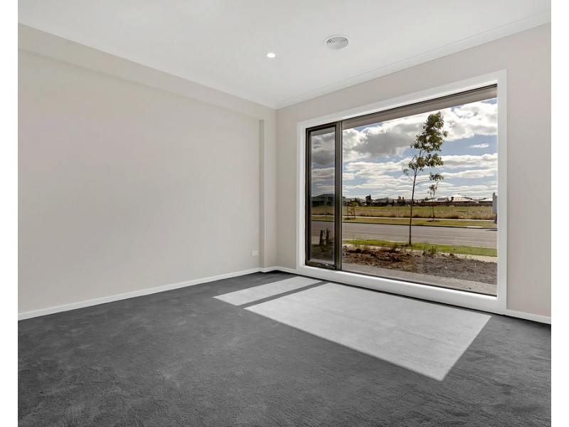 68 St George Blvd, Mickleham VIC 3064
