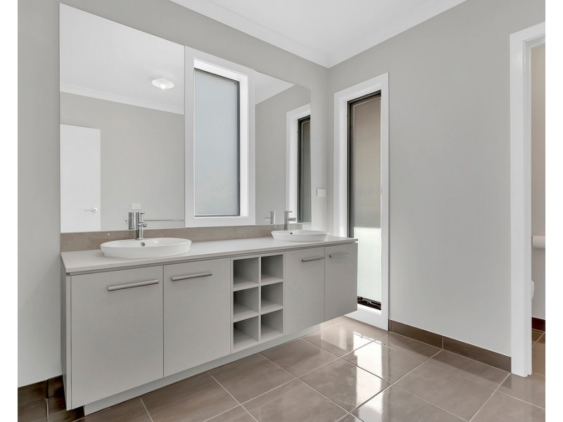 68 St George Blvd, Mickleham VIC 3064