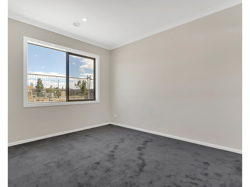 68 St George Blvd, Mickleham VIC 3064