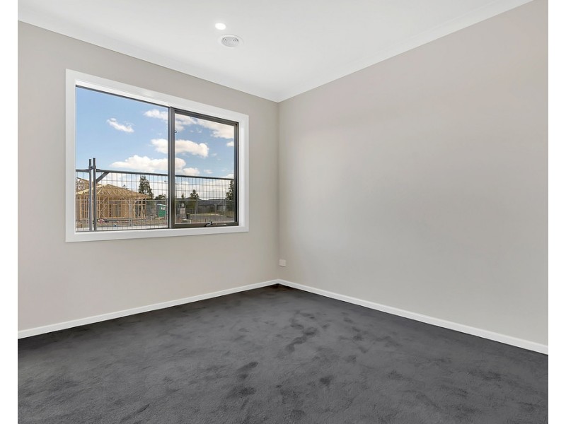68 St George Blvd, Mickleham VIC 3064
