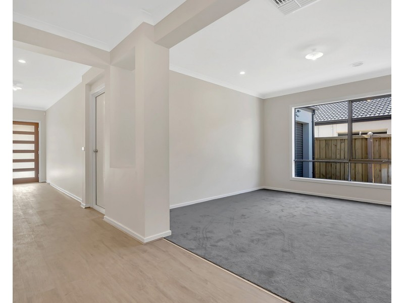 68 St George Blvd, Mickleham VIC 3064