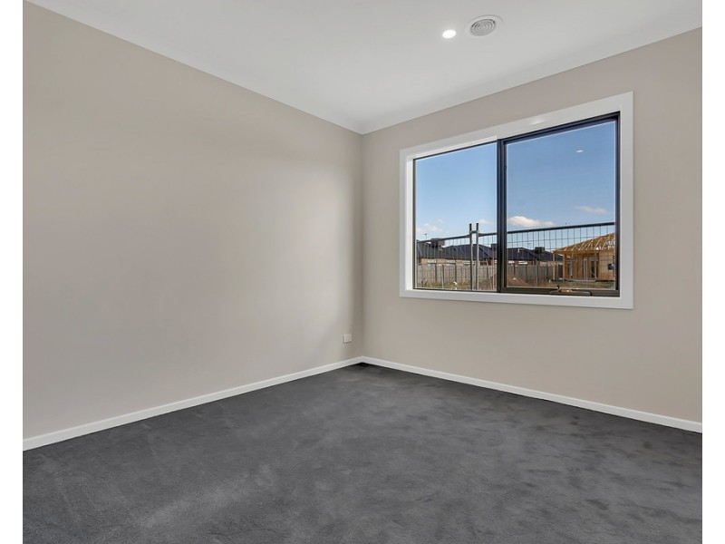 68 St George Blvd, Mickleham VIC 3064