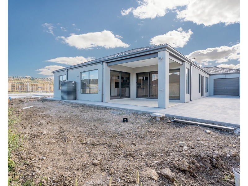 68 St George Blvd, Mickleham VIC 3064