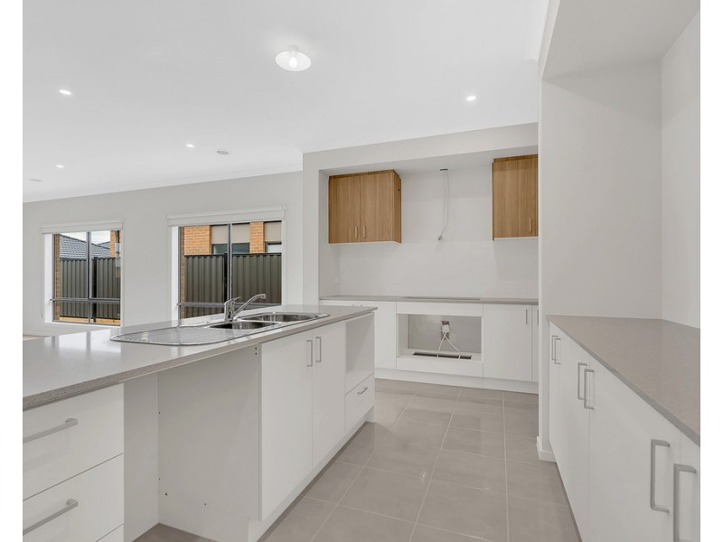 14 Oresund Street, Craigieburn VIC 3064