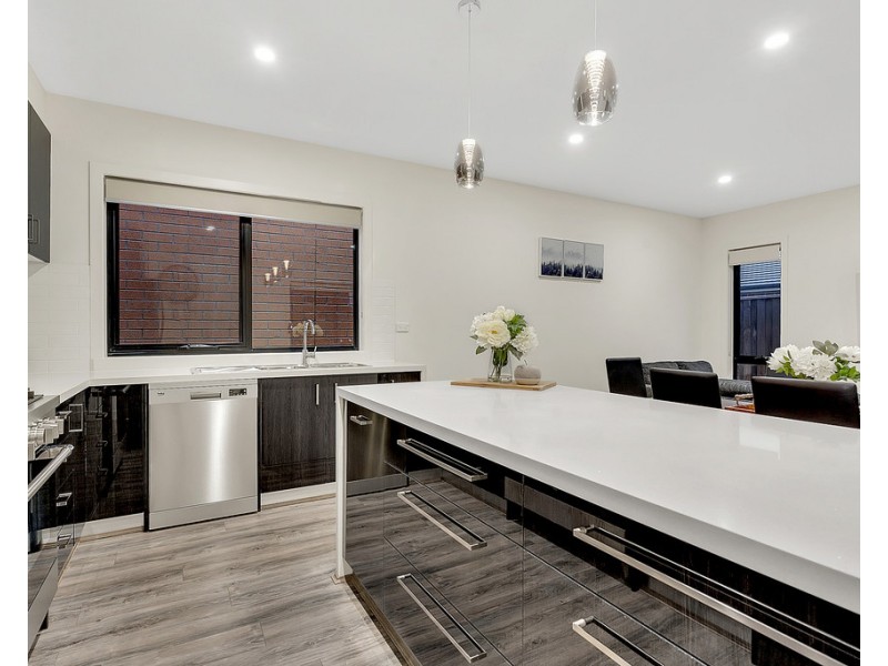 37 Bisham Street, Mickleham VIC 3064