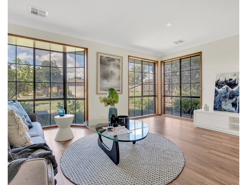 24 Matthews Crescent, Roxburgh Park VIC 3064