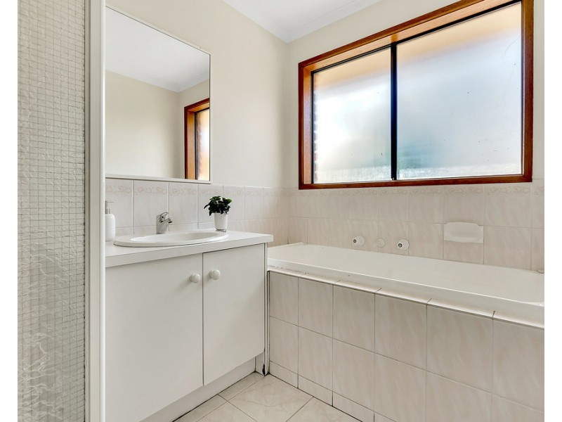 24 Matthews Crescent, Roxburgh Park VIC 3064